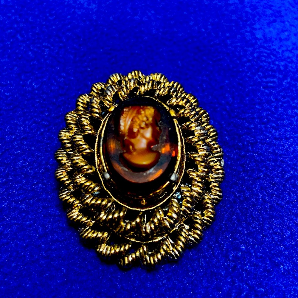 Vintage Women’s Cameo Brooch Antique Gold tone Rope Edging -Excellent Condition